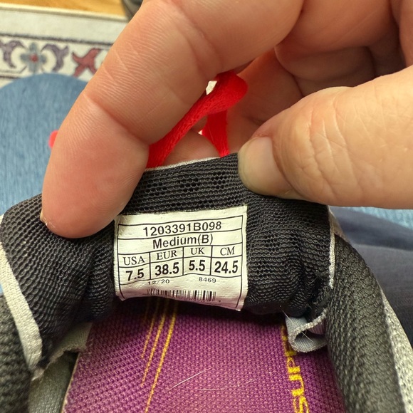 Brooks Catamount Gray Sneakers with Pink Laces - Picture 6 of 6